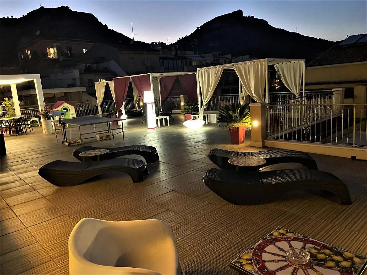 I Due Grifoni Apartments Таормина