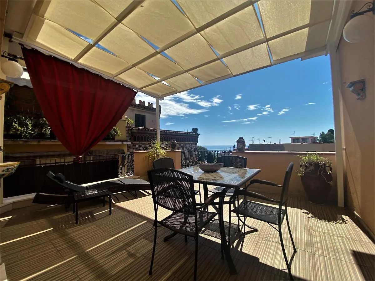 I Due Grifoni Apartments Таормина
