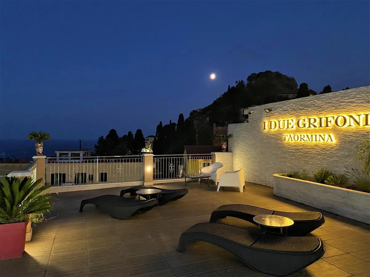 I Due Grifoni Apartments Таормина