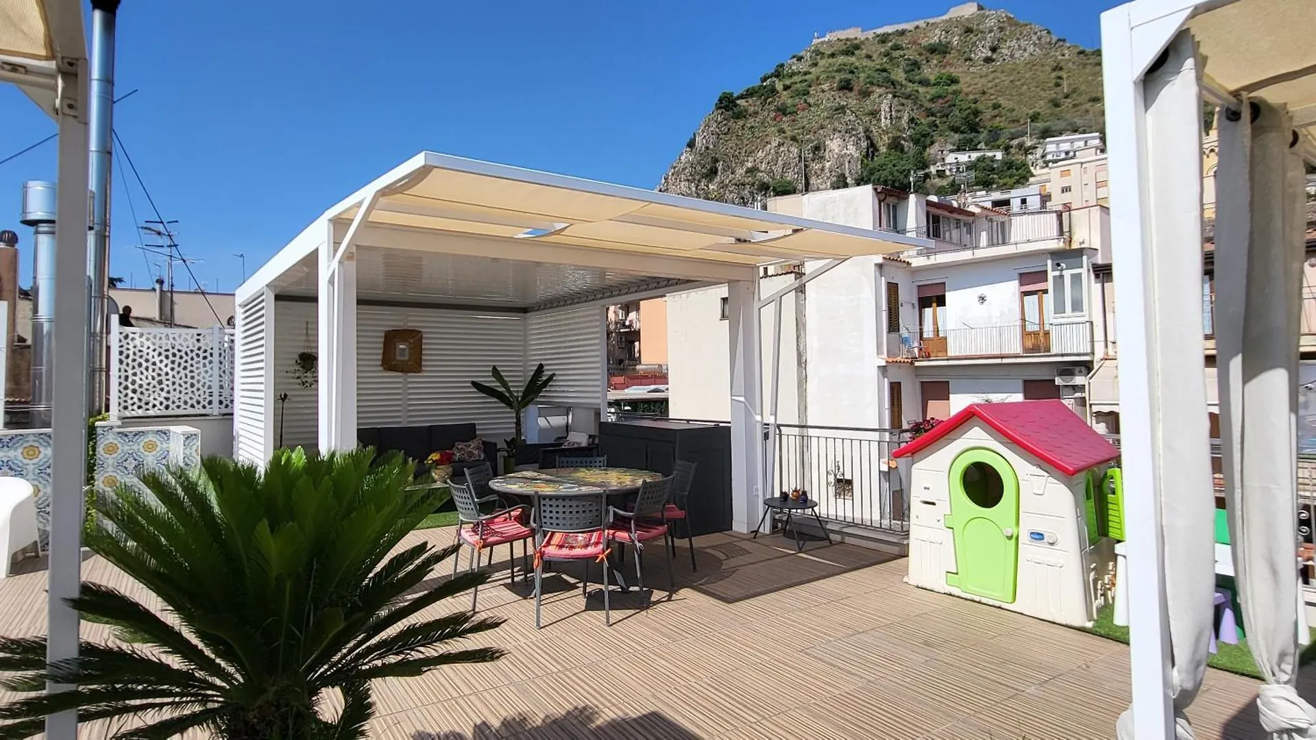 I Due Grifoni Apartments Таормина