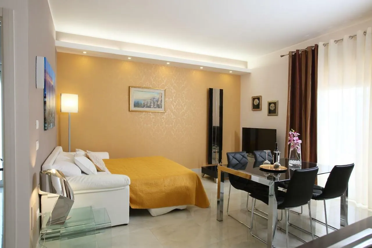 I Due Grifoni Apartments Таормина Италия