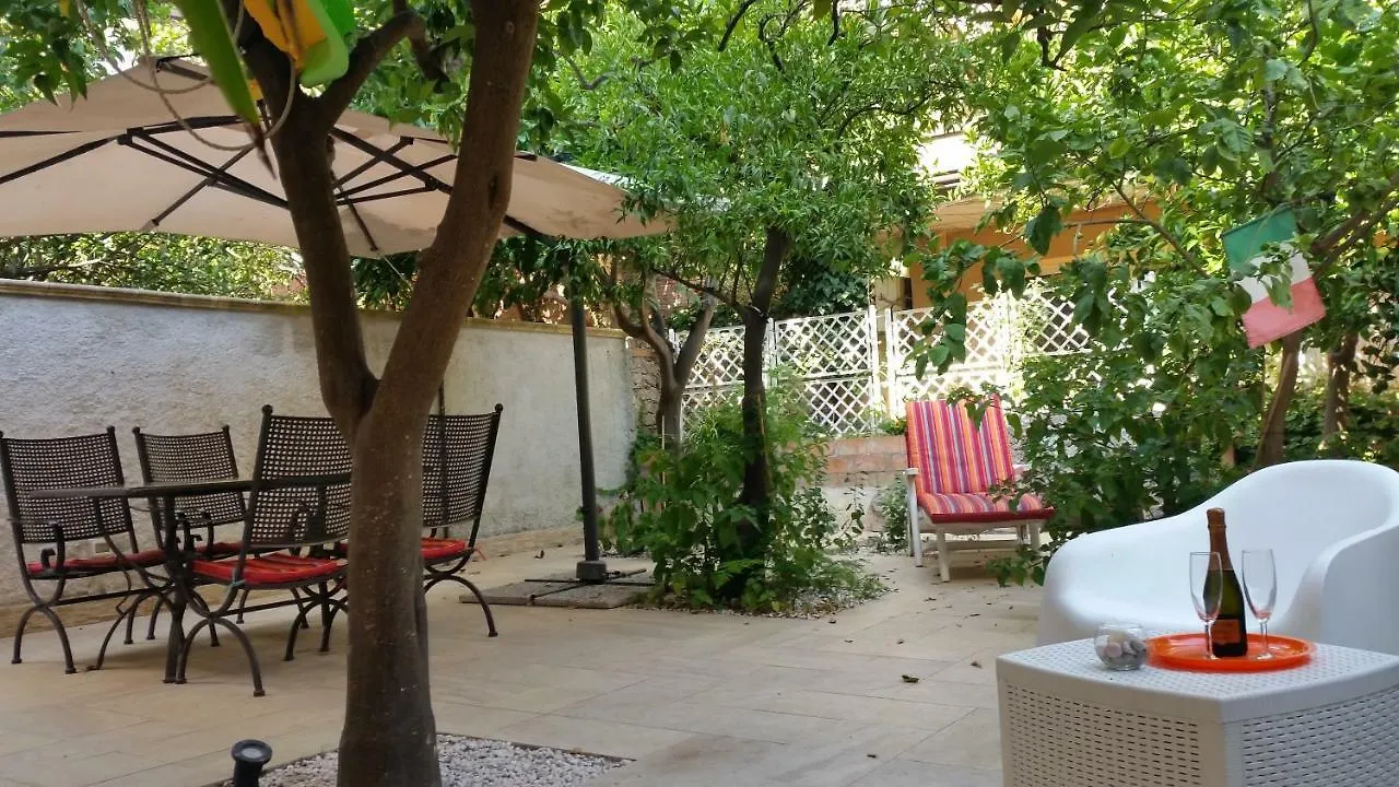 I Due Grifoni Apartments Таормина