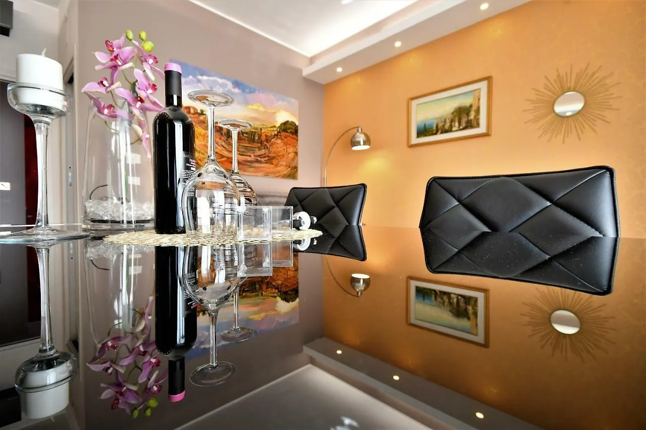 I Due Grifoni Apartments Таормина