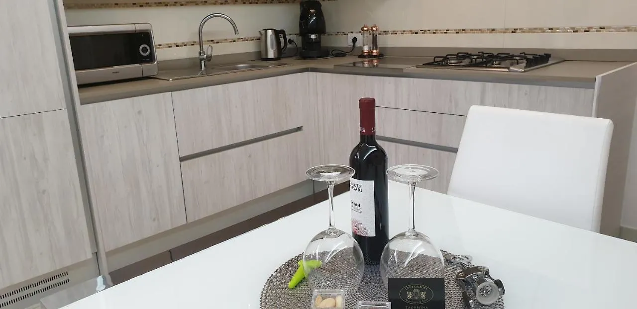 I Due Grifoni Apartments Таормина
